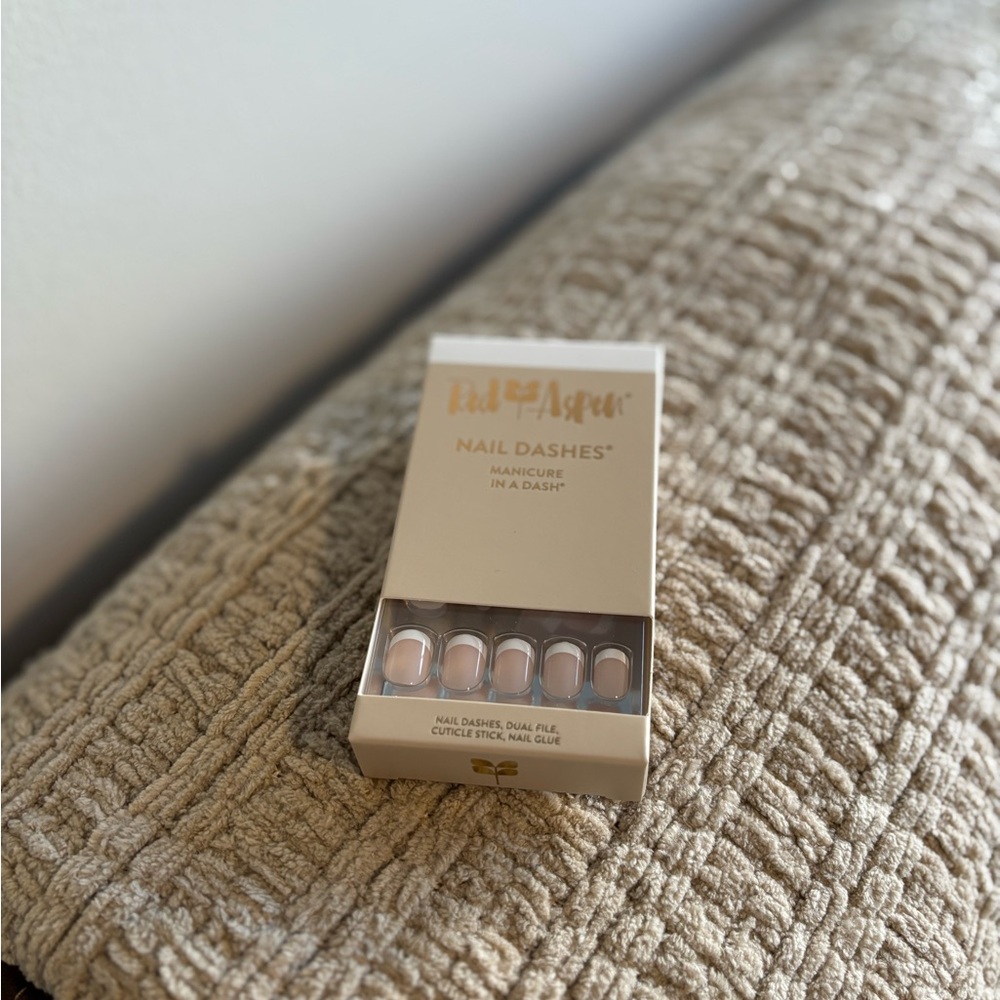 Red Aspen | Nail Dashes